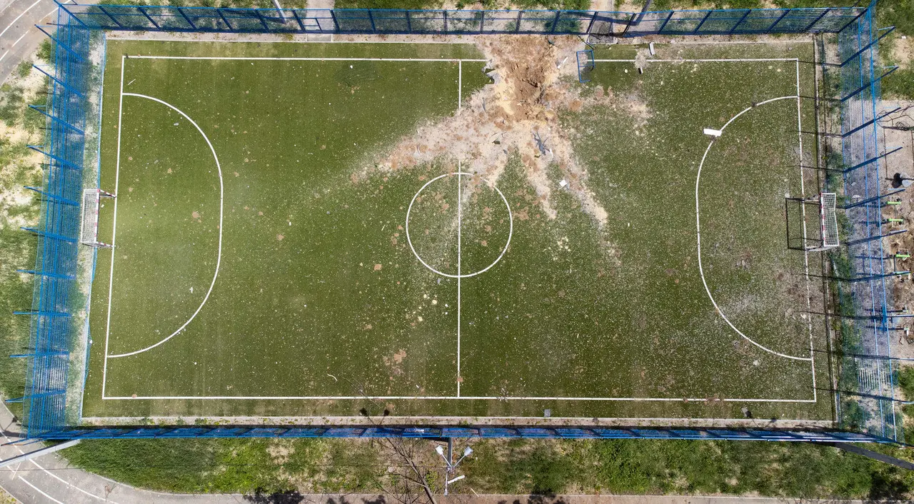 Vista de un campo de f&uacute;tbol destruido por un misil de los ataques rusos en el barrio Saltivka, en J&aacute;rkov (Ucrania) en foto de archivo de Orlando Barr&iacute;a EFE