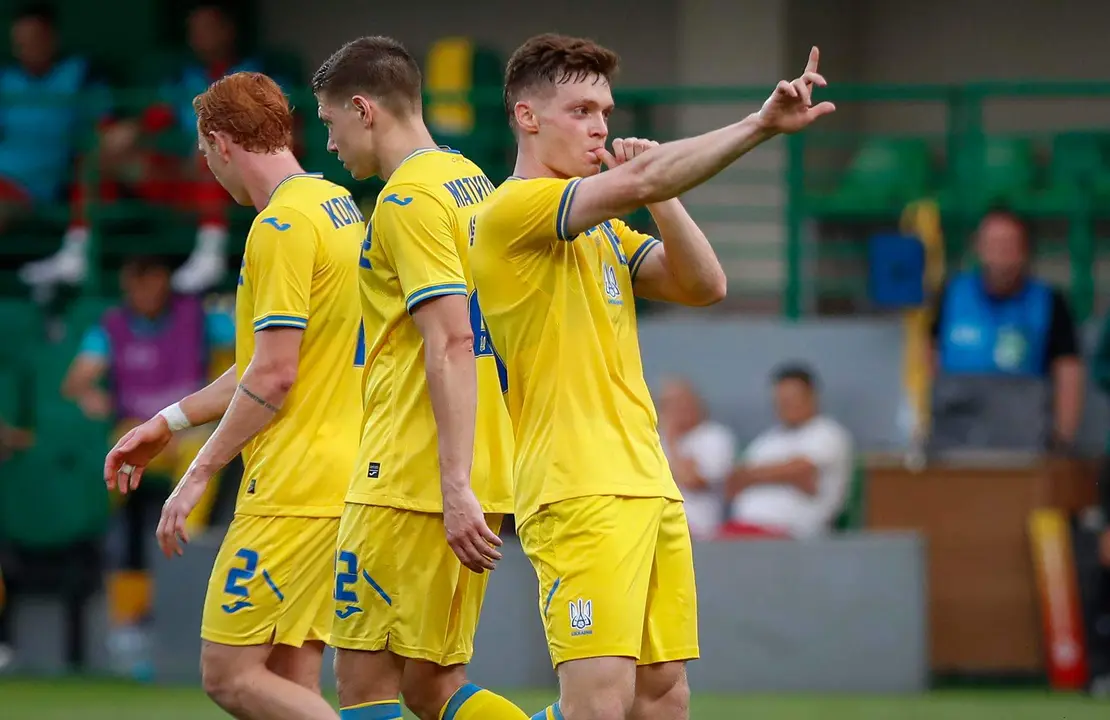 El jugador ucraniano Viktor Tsygankov (d) de celebra tras marcar el gol 0-2 durante el partido amistoso de f&uacute;tbol entre Ucrania y Moldavia en Chisinau, Moldavia. EFE/EPA/DUMITRU DORU.