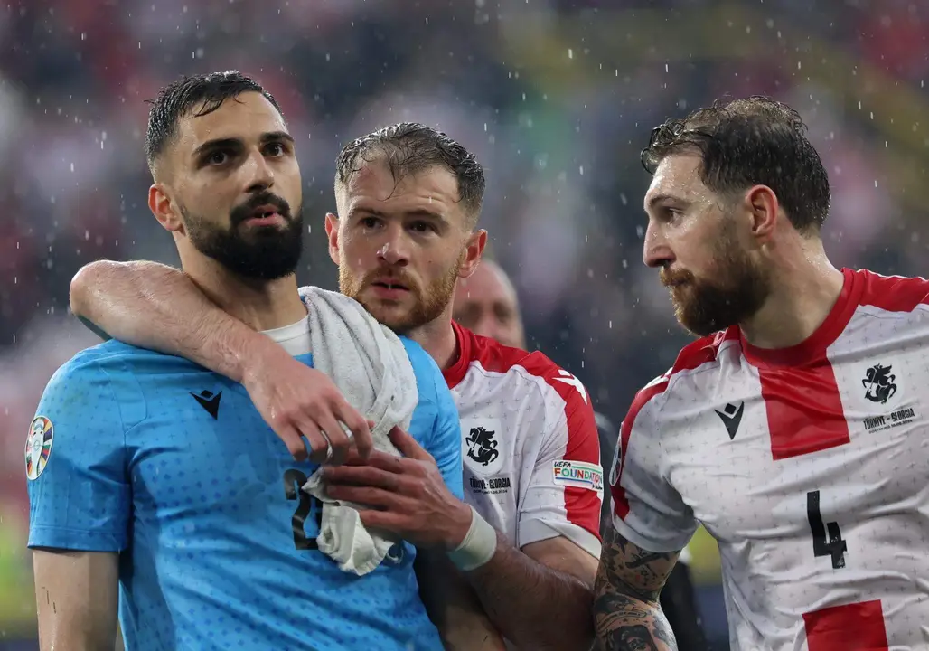 El portero de Georgia Giorgi Mamardashvili (iz) y sus compa&ntilde;eros de equipo tras perder ante Turqu&iacute;a. EFE/EPA/CHRISTOPHER NEUNDORF