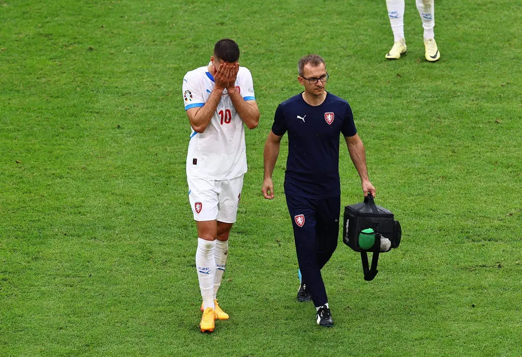 El delantero checo Patrik Schick (i) abandona el terreno de juego lesionado durante el partido del grupo F entre Georgia y Rep&uacute;blica Checa en Hamburgo Alemania. EFE/EPA/FILIP SINGER