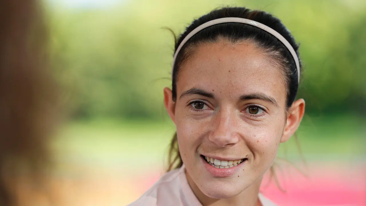 La jugadora de la selecci&oacute;n espa&ntilde;ola, Aitana Bonmat&iacute;, durante la rueda de prensa que ha ofrecido hoy jueves en Lausana, previa a la final que disputan el pr&oacute;ximo domingo frente a Inglaterra. EFE / Ana Escobar.